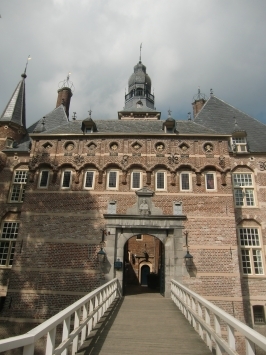 Wijchen : Kasteellaan, Schloss Wijchen, Eingangsbereich, im Schloss befindet sich ein Museum